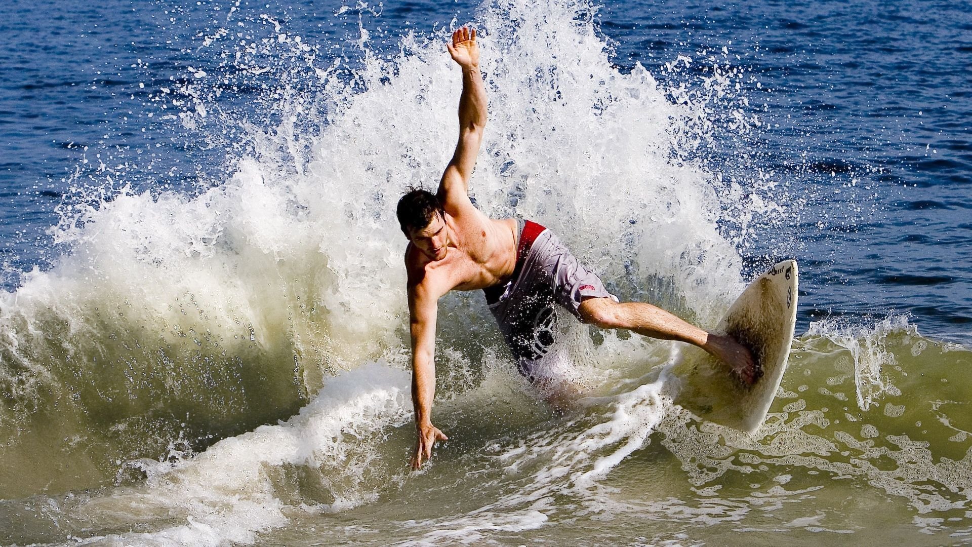 西甲巴萨客场2比1击败赫罗纳 莱万状态回暖再展锋线威力，4个月有望减11分差距 巴萨正上演西甲史上最大逆转